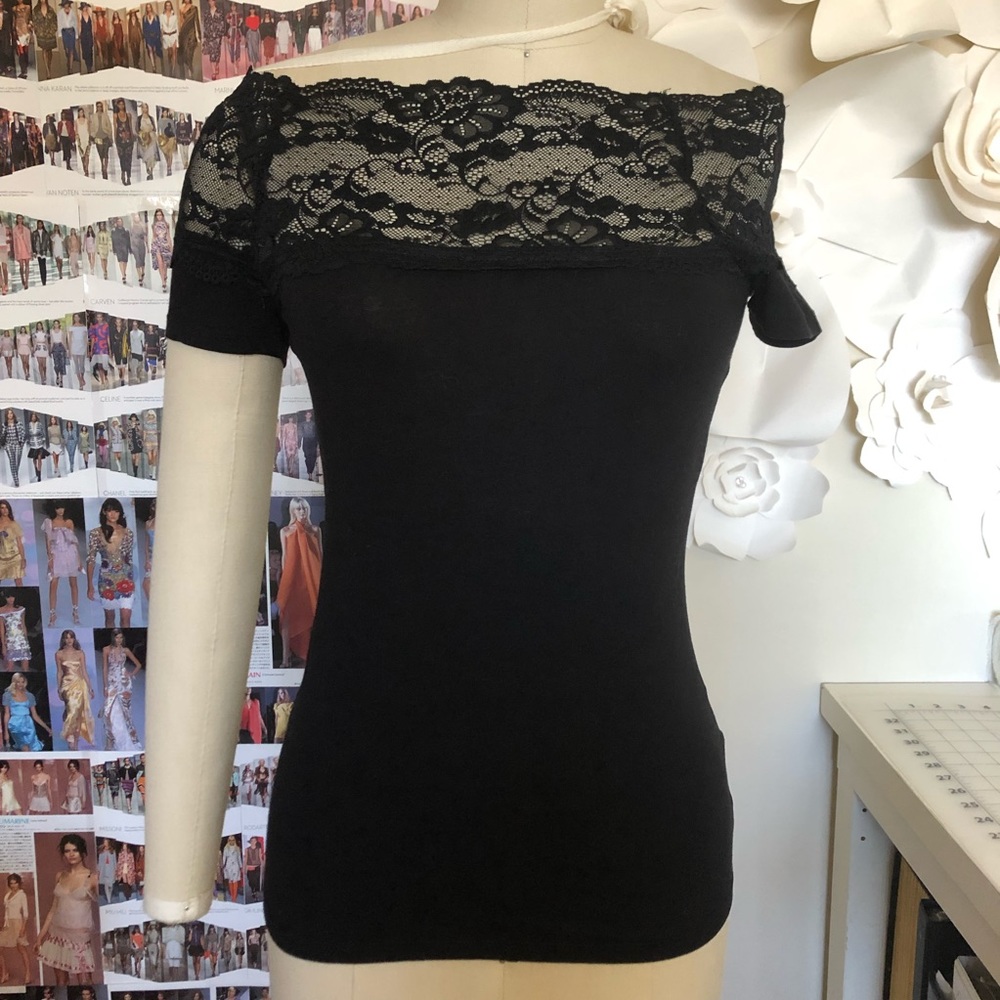 ⭐️3 for $12 H&M Off the Shoulder Black Top w Lace